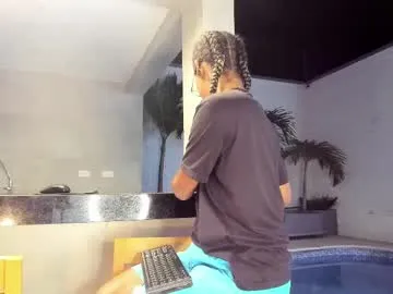 maxim_walker Image 12